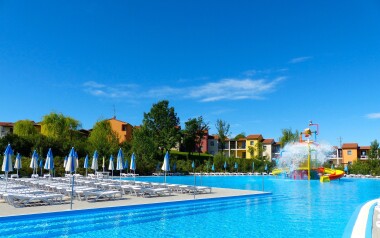 Veneto 2 km od Lago di Garda w ośrodku Belvedere Village ze śniadaniem lub obiadokolacją oraz 3 basenami 