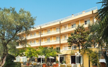 Lombardia kilka kroków od jeziora Garda: Hotel Internazionale **** z obiadokolacją, basenem zewnętrznym 