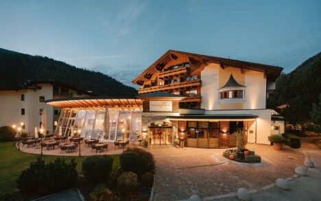 Budynek hotelu, miaflor Familien- & Aktivresort ****, Ried im Oberinntal, Austria