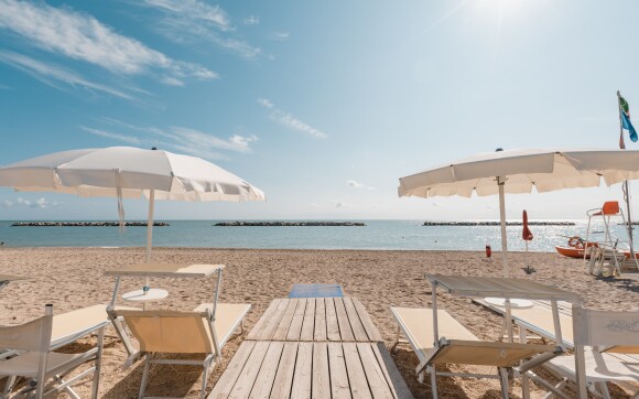 Plaża z leżakami, Natural Village Resort, Potenza Picena