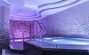 Można również odwiedzić centrum odnowy biologicznej z wanną z hydromasażem i saunami