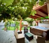 Ogród z jacuzzi i siedzenia, Fészek Fogadó - Pension Nest, Mosonmagyaróvár, Mosonmagyaróvár, Węgry