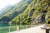 Górska ścieżka nad jeziorem, Parco San Marco Hotels & Beach Resort ****, Cima di Porlezza (CO), Włochy