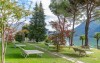 Ogród z leżakami, Parco San Marco Hotels & Beach Resort ****, Cima di Porlezza (CO), Włochy