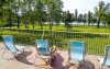Przyjemne miejsca do siedzenia na zewnątrz, Hotel Sirály Balatonlelle
