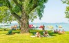 Hotel Sirály położony jest tuż nad brzegiem Balatonu
