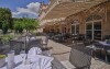 Pięknie zagospodarowany park hotelowy zachęca do porannych spacerów