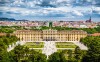Słynny Pałac Schönbrunn z ogrodem Great Parter w Wiedniu