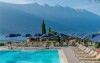 Basen z leżakami, Hotel Royal Village ****, Limone sul Garda (BS), Włochy