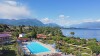 Basen nad jeziorem, Onda Blu Resort ****, Manerba del Garda, Włochy
