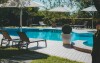 Basen z leżakami, Hotel Wellness Riva del Sole ****, Moniga del Garda (BS), Włochy
