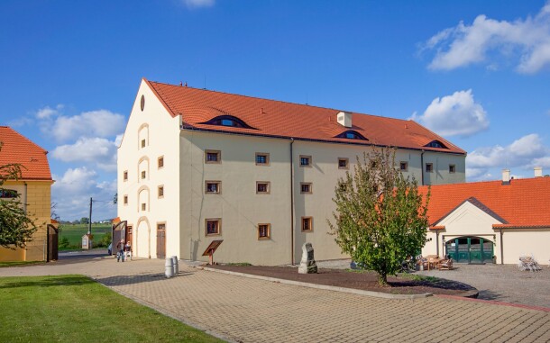 Pierwotny spichlerz, dziś Pytloun Chateau Hotel Ctěnice ****