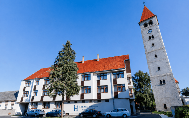 Hotel i wieża, Harangtorony szálló, Kőszeg, Węgry
