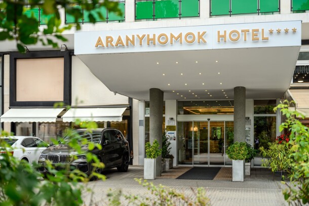 Wejście do hotelu, Aranyhomok Hotel Business & Relax ****, Kecskemét, Węgry