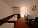 Pokój dwuosobowy w budynku Marina, Hotel Adriatic **, Omisalj, wyspa Krk, Chorwacja