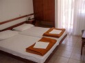Pokój dwuosobowy w budynku Primorka, Hotel Adriatic **, Omisalj, wyspa Krk, Chorwacja
