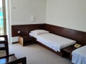 Pokój dwuosobowy z balkonem w budynku Marina, Hotel Adriatic **, Omisalj, wyspa Krk, Chorwacja
