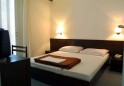 Pokój dwuosobowy z balkonem w budynku Marina, Hotel Adriatic **, Omisalj, wyspa Krk, Chorwacja