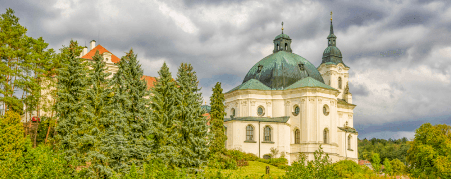 NAJ z Czech: 10 NAJ przyciągających wzrok kostnic i grobowców