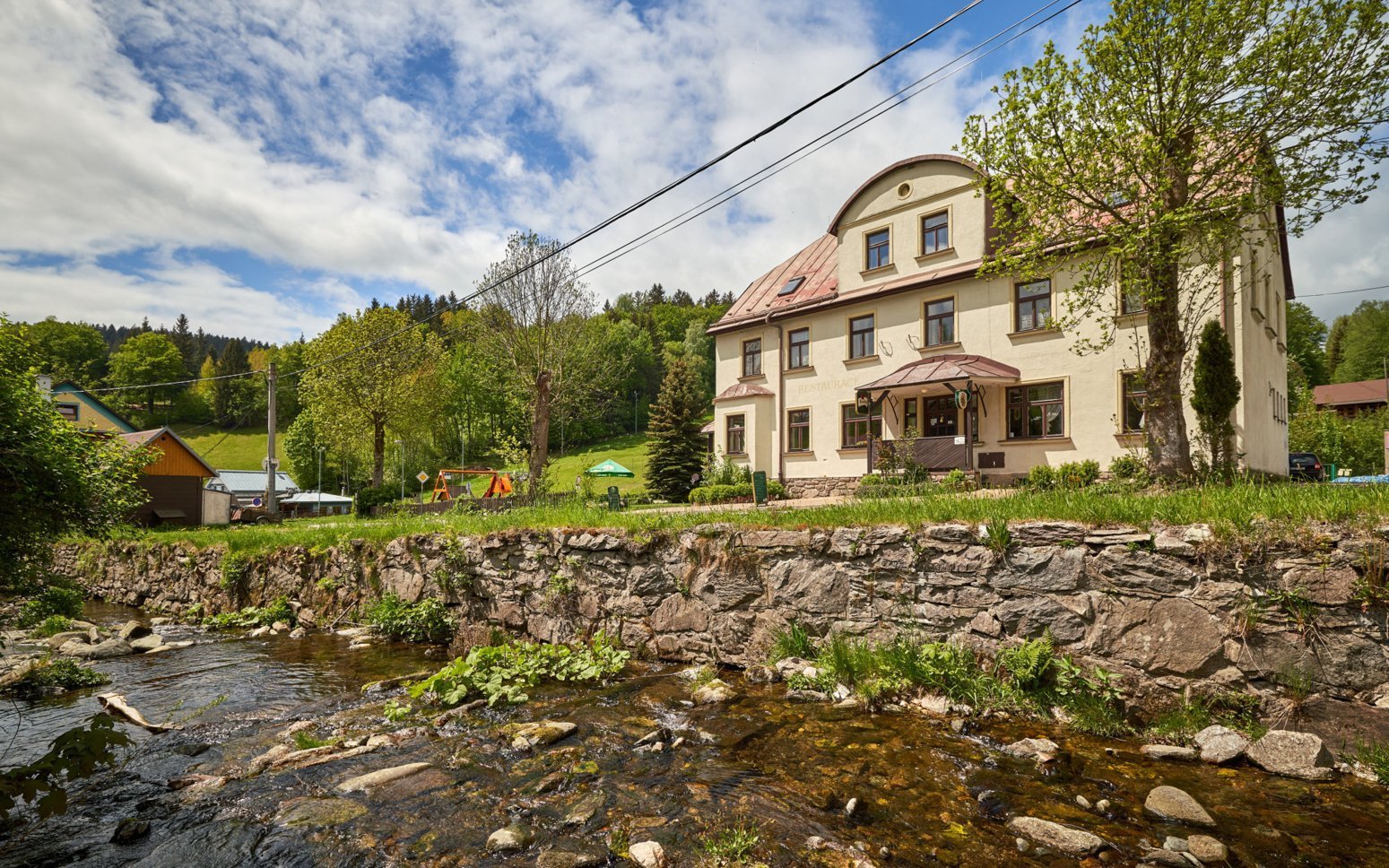 

Karkonoski Park Narodowy: Pobyt w schronisku Boudě Morava *** ze śniadaniem/obiadokolacją + plac zabaw