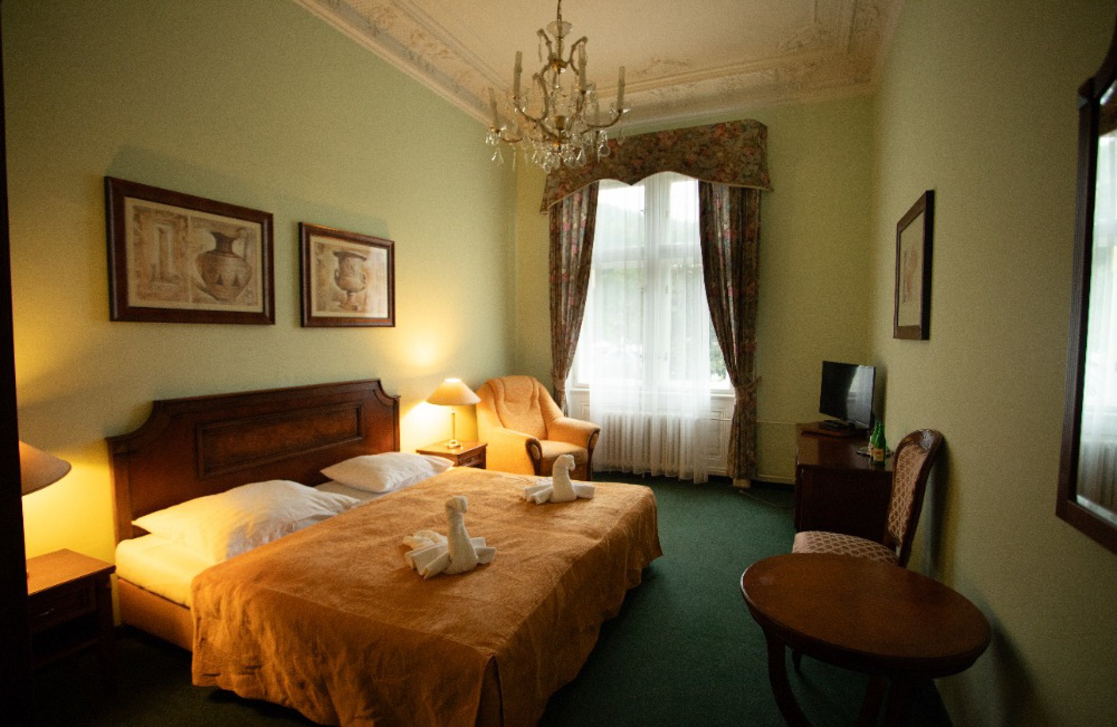 

Uzdrowisko Karlowe Wary przy kolumnadach i zabytkach: Pobyt w Hotelu Ester **** ze śniadaniem w formie bufetu