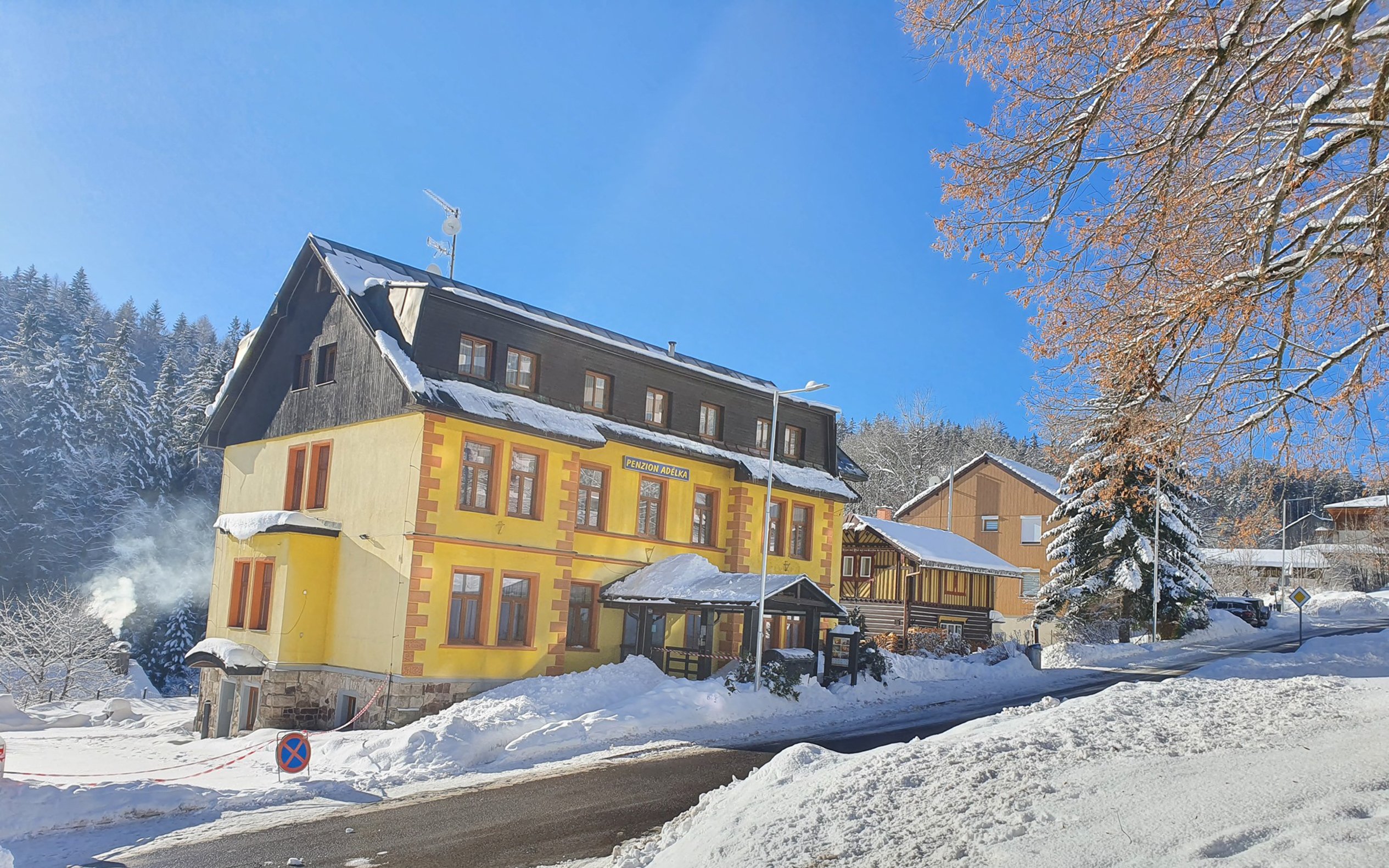 

Jańskie łaźnie blisko stoków i Szlaku w koronach drzew w Pensjonacie Adélka *** ze śniadaniem/obiadkolacją