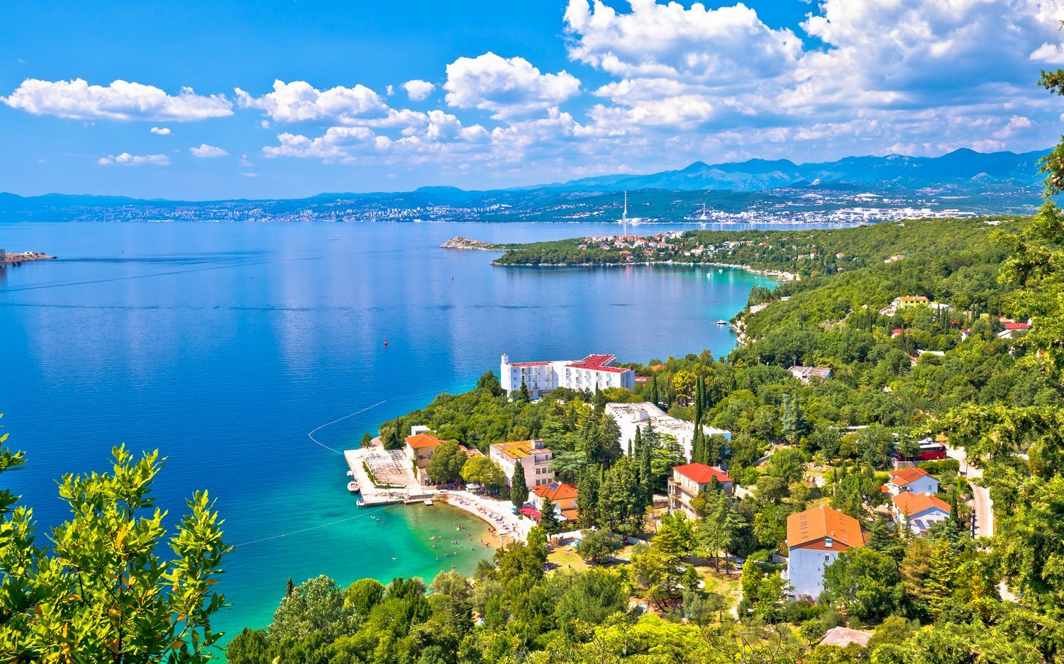 

Pobyt w Krk: Omisalj zaledwie 50 m od plaży w Marina Depandance (Complex Omisalj **) z obiadokolacją