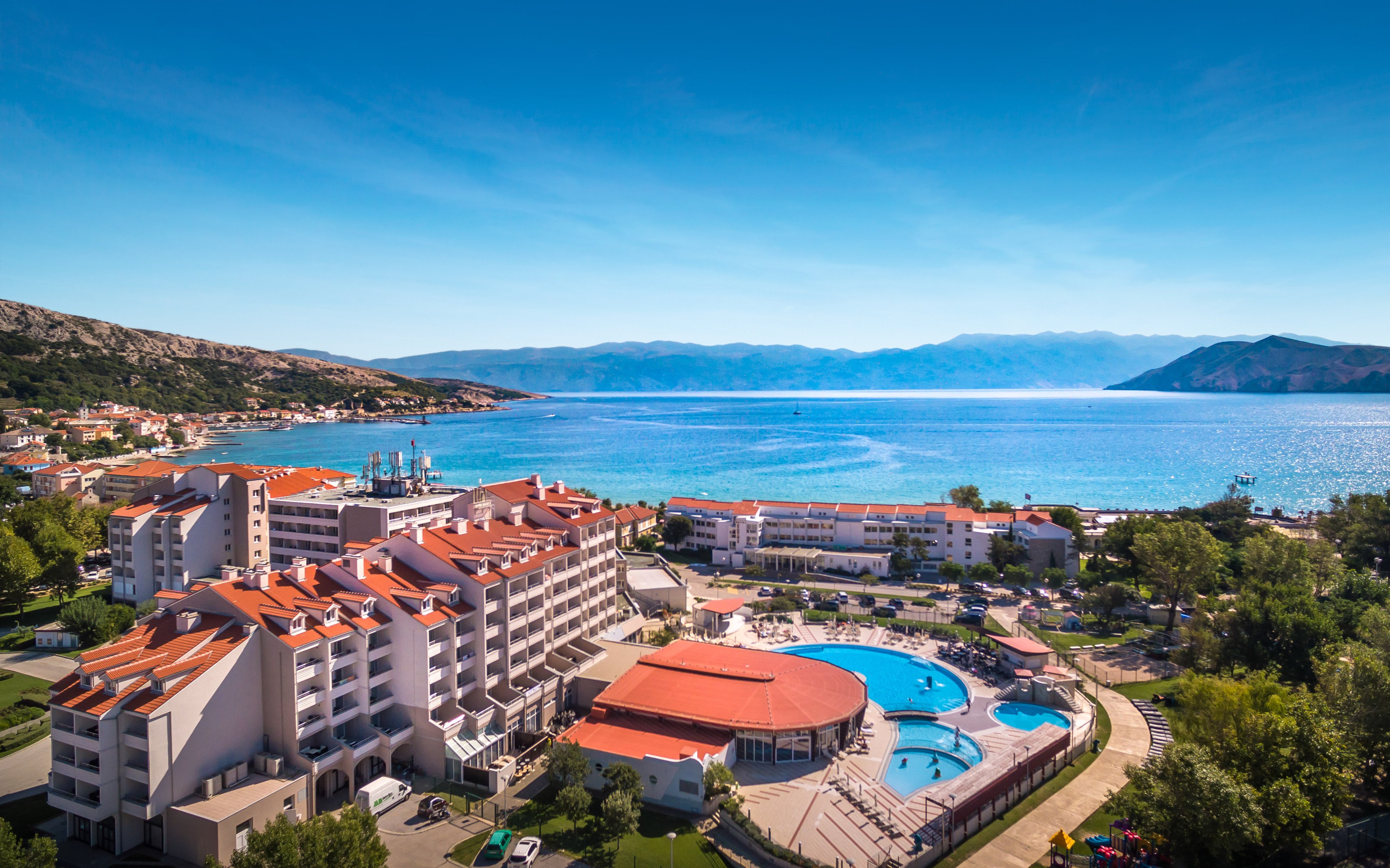 

Wyspa Krk: Hotel Sunny Baska *** tuż przy plaży z obiadokolacją, basenami i 4 top pokoje gier