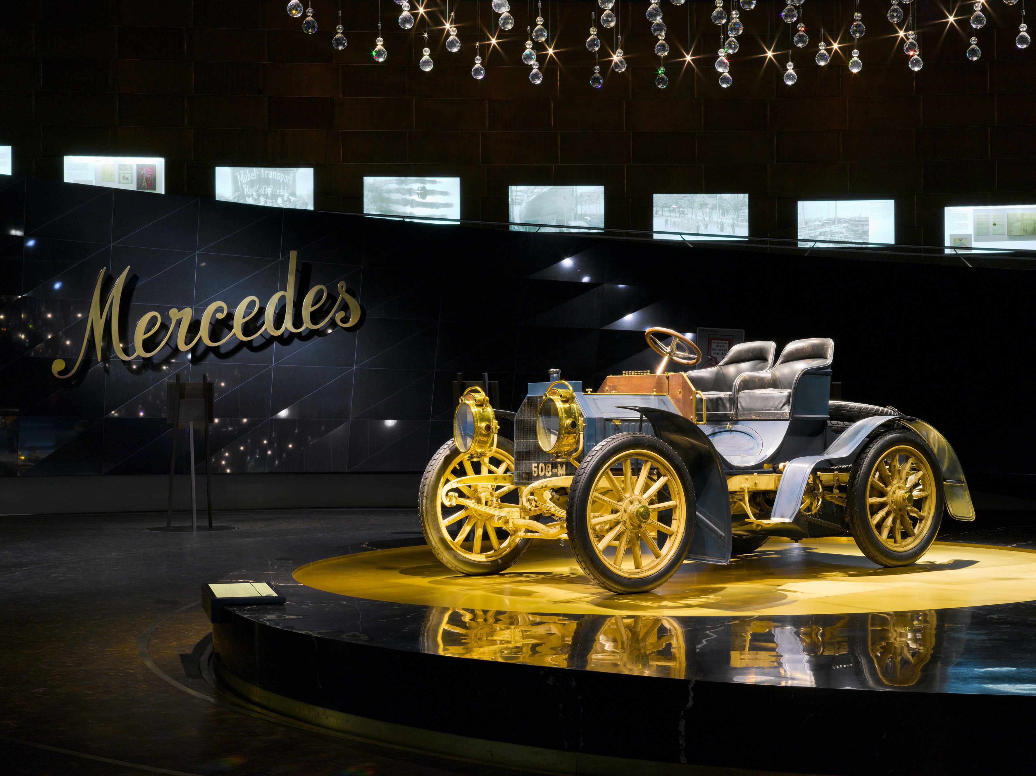 

Odkryj historię i przyszłość samochodów: odwiedź Muzeum Mercedes-Benz w Stuttgarcie + zakwaterowanie premium
