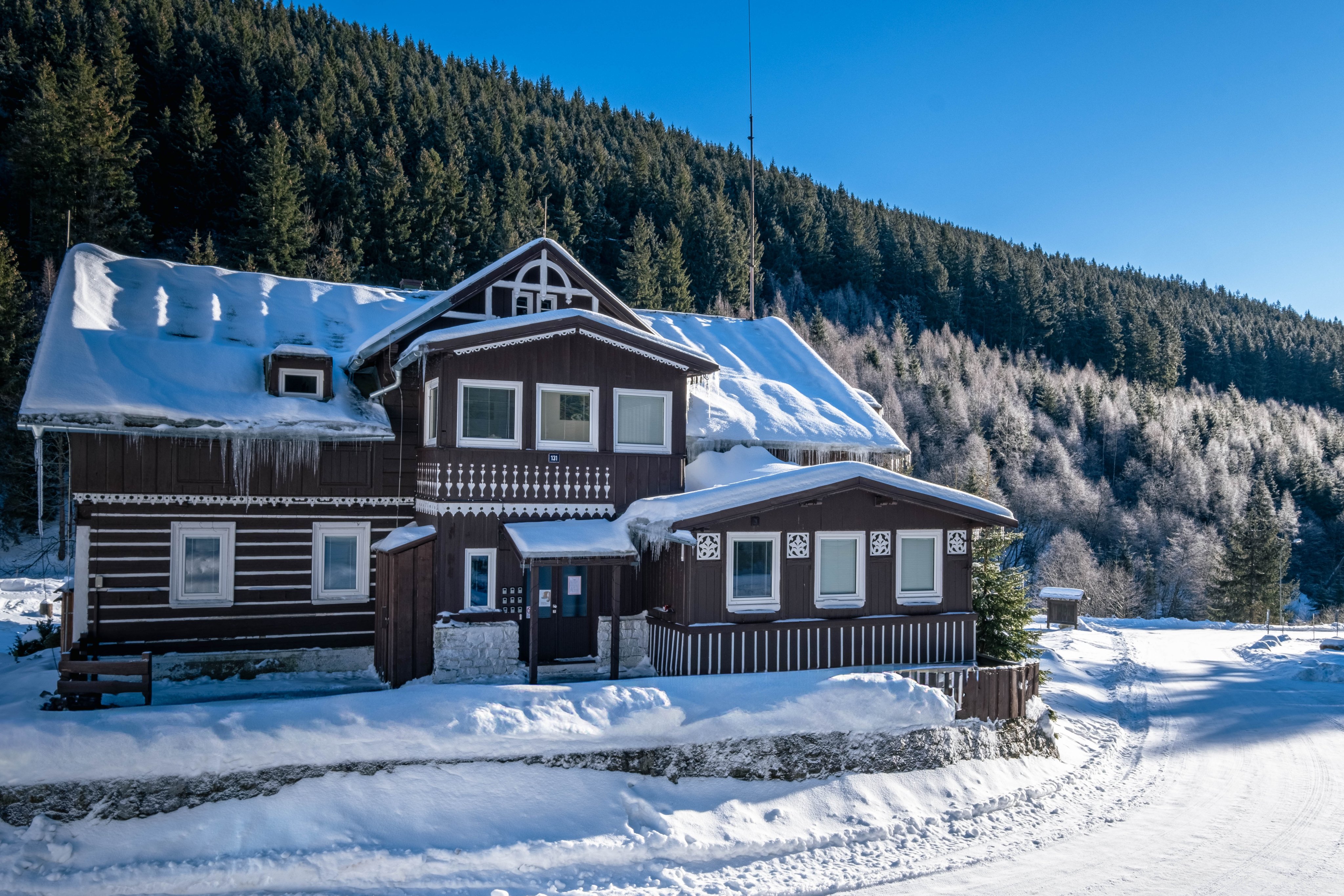 

Pobyt w górach w Karkonoszach: Pec pod Śnieżką w pobliżu ośrodków narciarskich w stylowej Chacie Lesovna