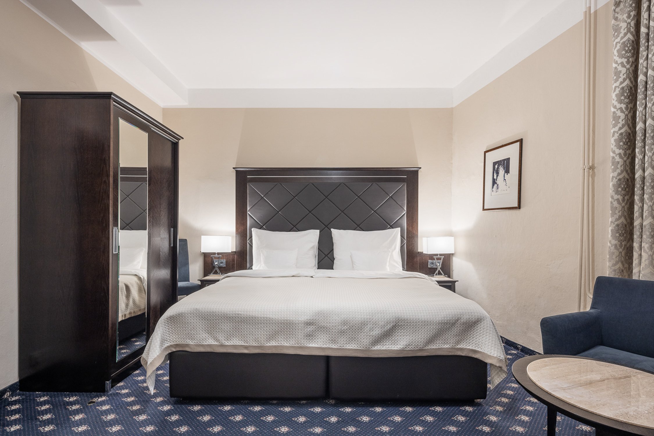 

Praga: Wzgórze Petrin, Kampa i zwiedzanie Pytloun Old Armoury Hotel Prague ze śniadaniem + drink powitalny