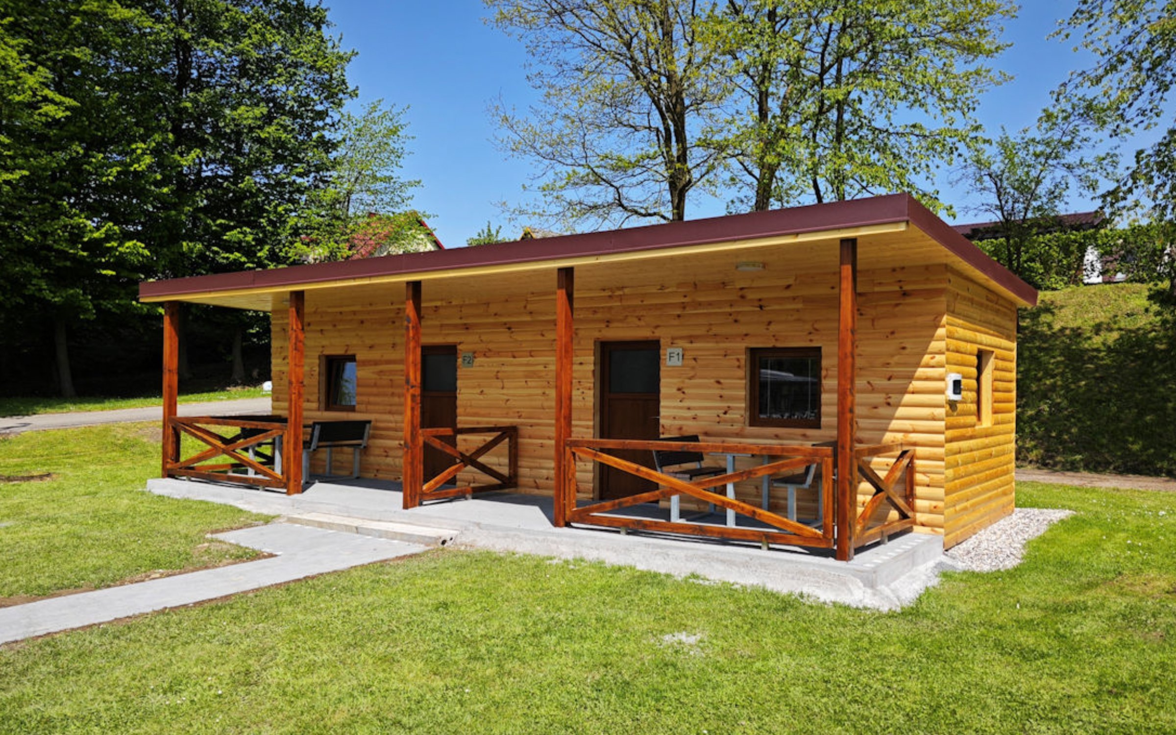 

Stylowe Beskidy w domku z werandą na Kempingu Rožnov pod Radhoštěm ze śniadaniem i zapleczem sportowym + basen