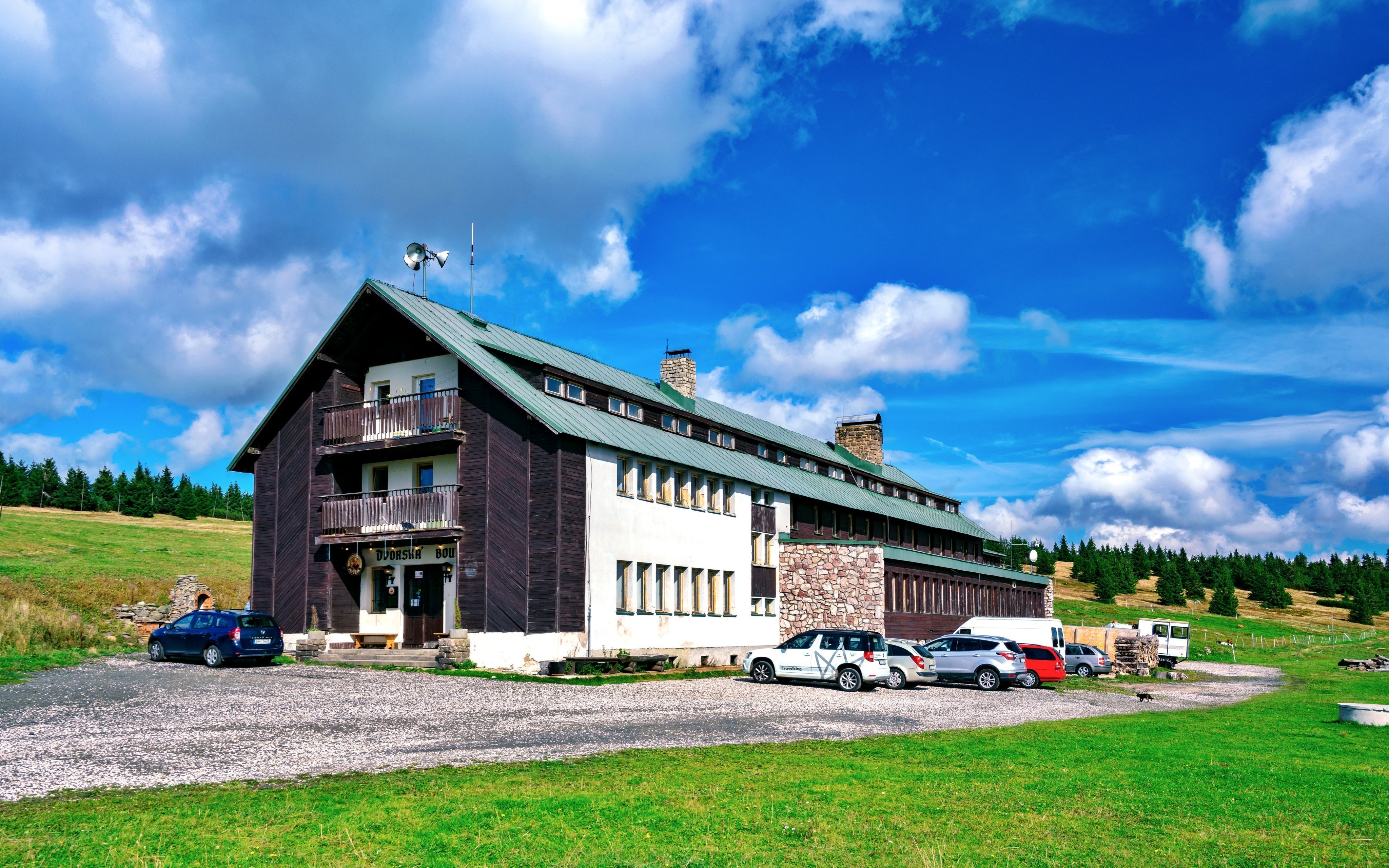 

Wakacje w Karkonoszach między Szpindlerowym Młynem a Pecem pod Śnieżką w Dvorskej Boudzie z obiadokolacją