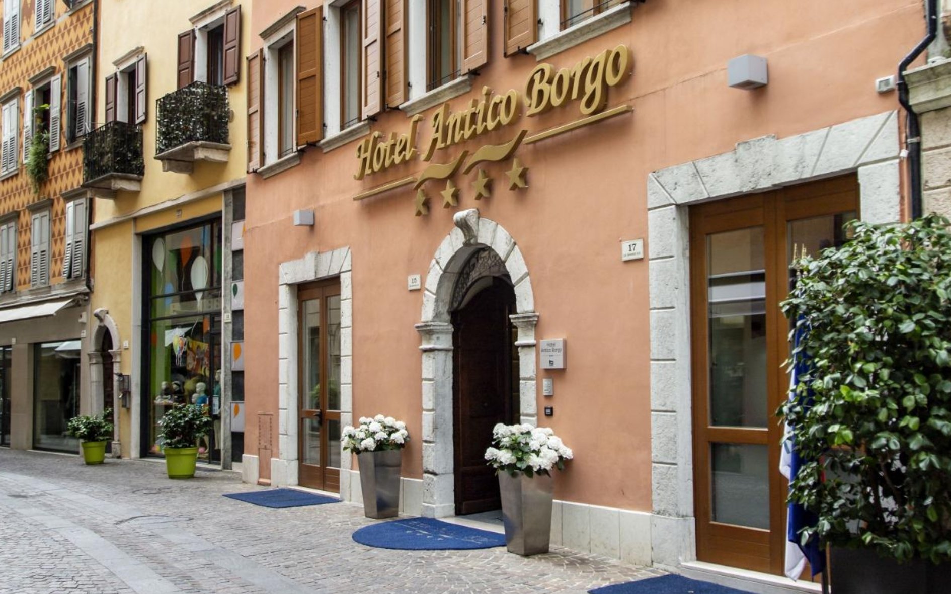 

Kurort Riva del Garda nad jeziorem w eleganckim Hotelu Antico Borgo **** ze śniadaniem/obiadokolacją