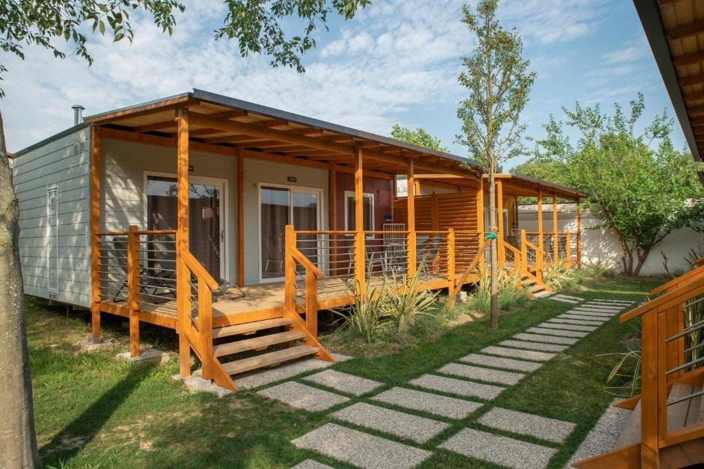 

Wakacje nad największym włoskim jeziorem: Domek mobilny na 4* Campingu Baia Verde z basenem + plac zabaw