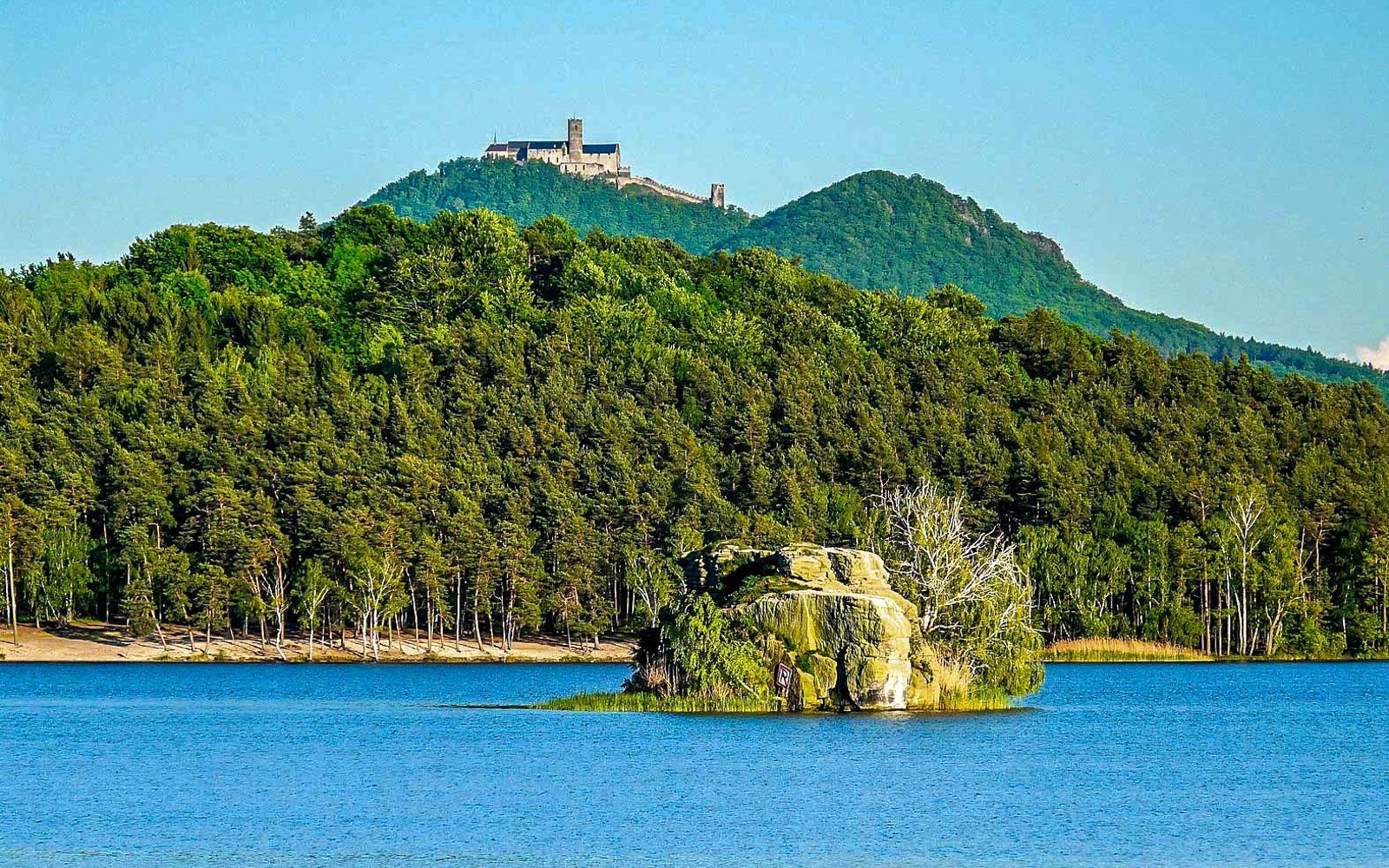 

Środkowe Czechy, zaledwie 200 m od słynnego Jeziora Mácha, w Hotelu Bellevue *** z obiadokolacją + drink