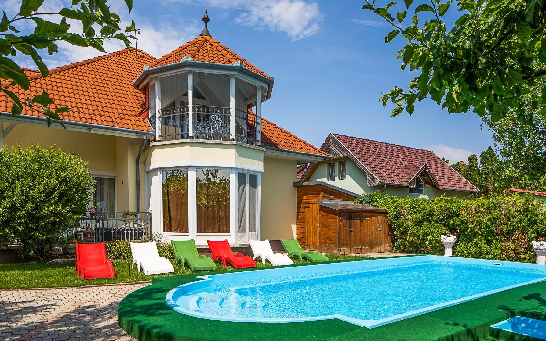 

Pobyt 400 m od Balatonu w Admiral Family Resort **** ze śniadaniem, dostępem do wellness i odkryty basenem