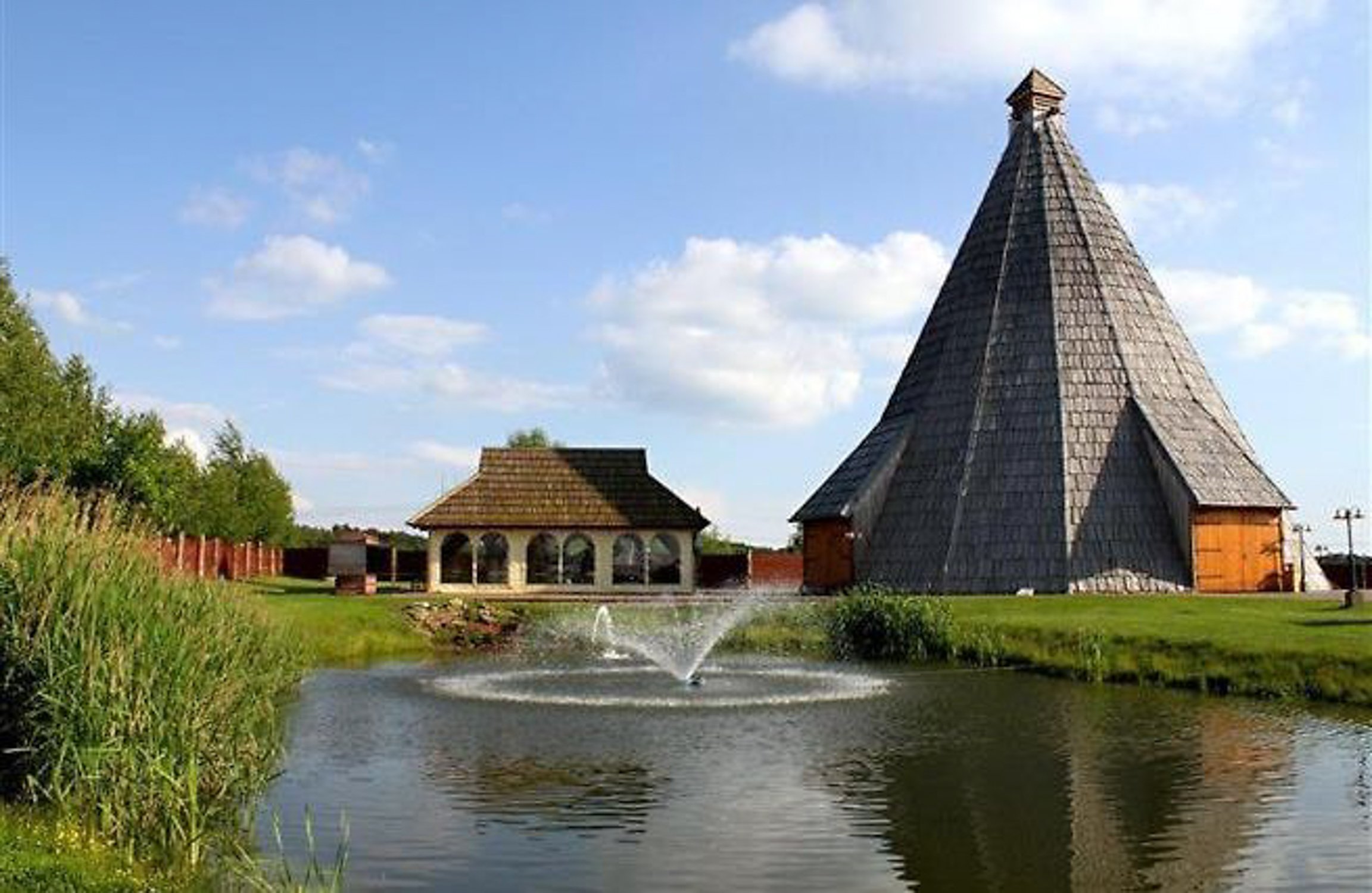 

Wyjątkowy pobyt w beczce lub wozie mieszkalnym niedaleko Kolína i Podiebrad: Vigvam Resort z obiadokolacją