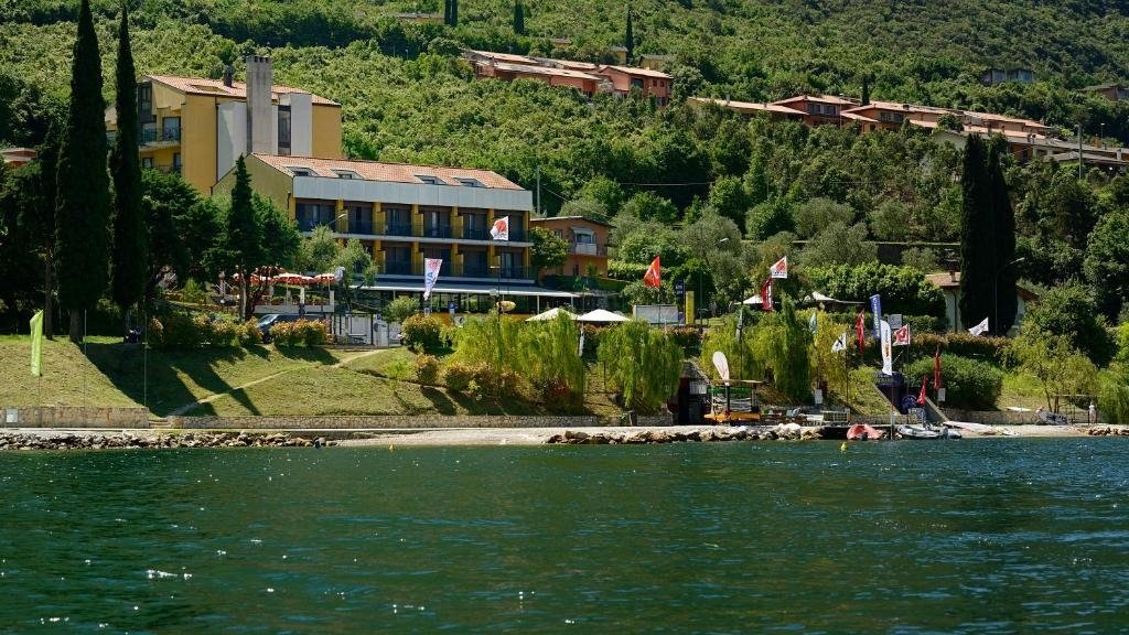 

Wakacje nad jeziorem Garda w Hotelu Sole *** z all inclusive light, wellness, basenami i rejs do Limone