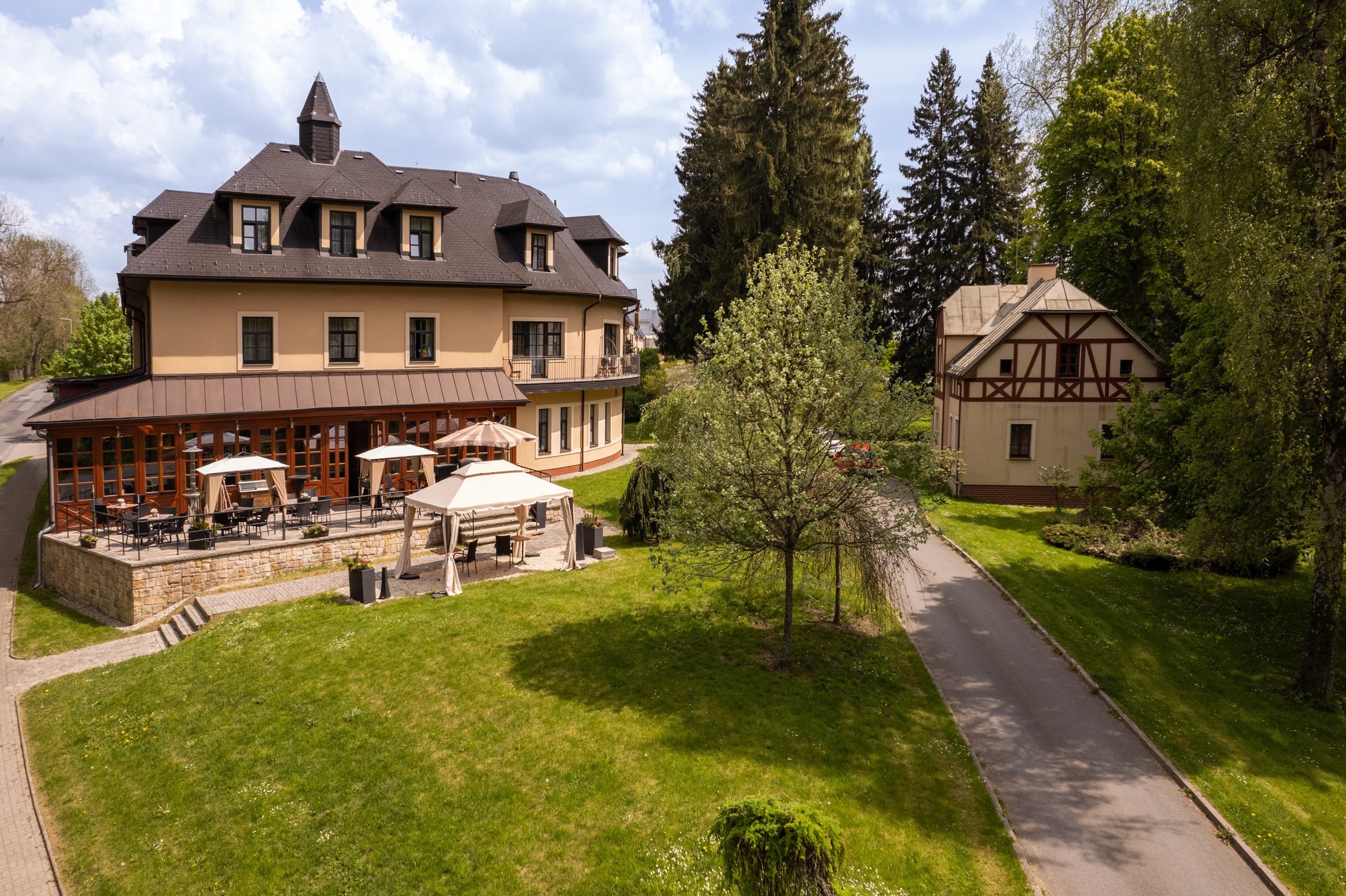 

Mariańskie Łaźnie: Wellness Golf Hotel Morris **** ze śniadaniami w formie bufetu, jacuzzi, sauną i zabiegami