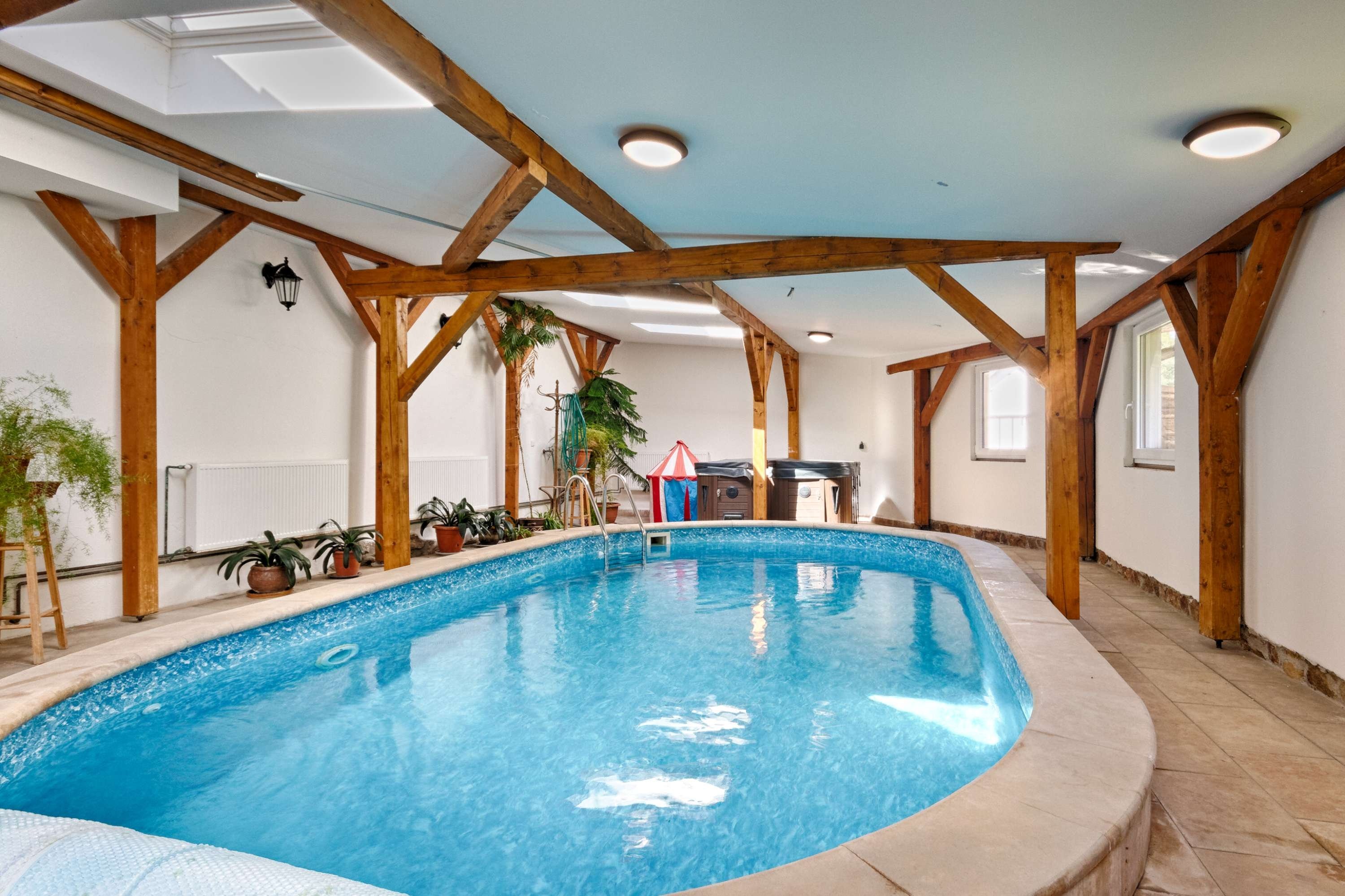 

Pobyt blisko Jindřichův Hradec w Bajkowych domach wiejskich Lovětín z obiadokolacją, basenem i zajęciami