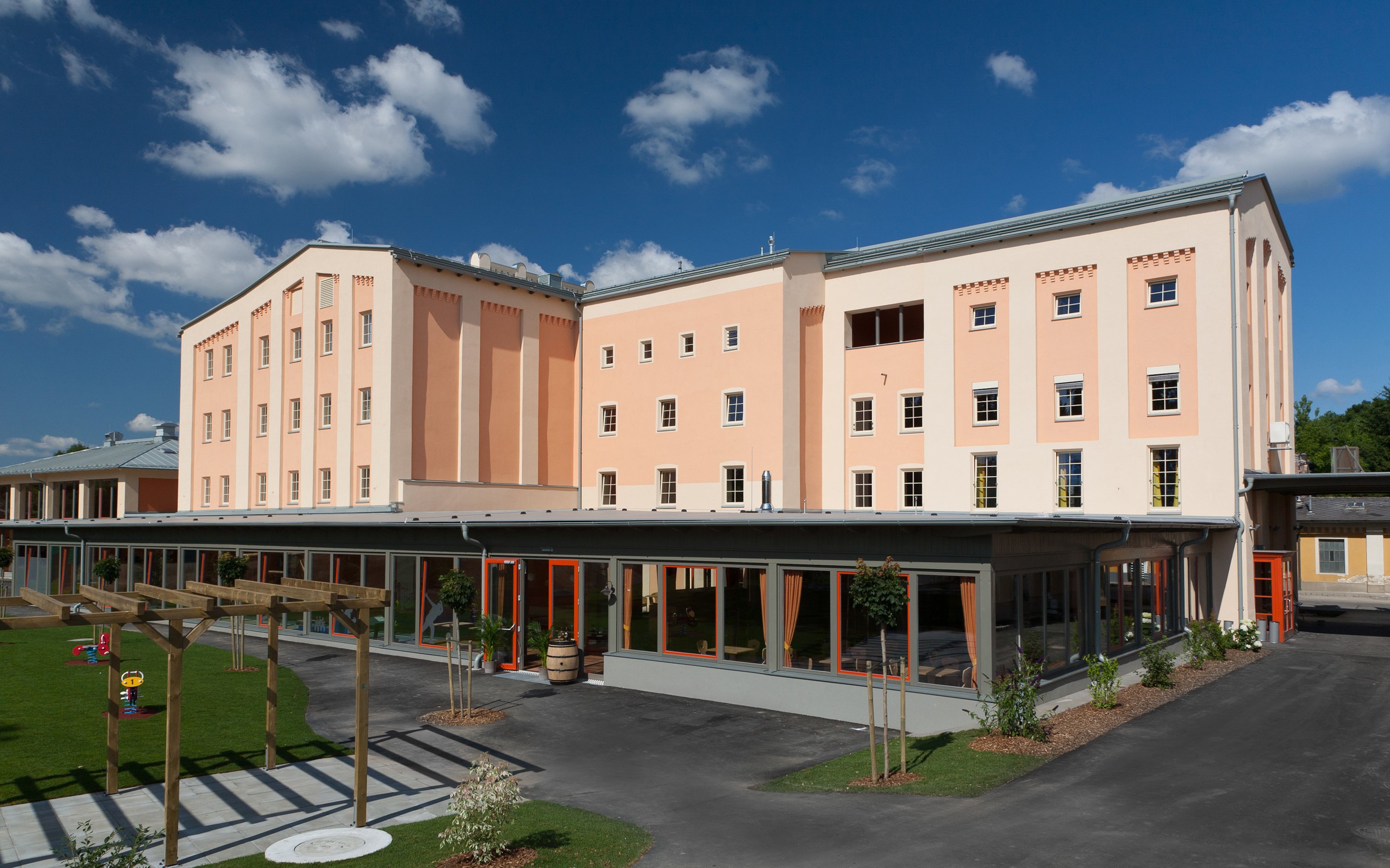

Piękna Austria w JUFA Hotel Weinviertel ***s z obiadokolacją i sauną + dostęp do kąpieliska