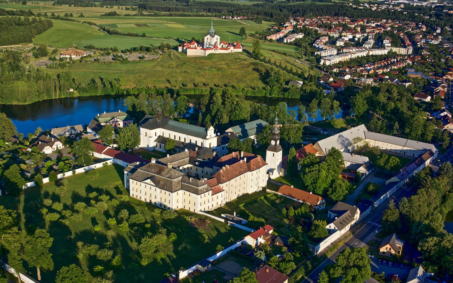 

Magiczny pobyt w Zamku Žďár nad Sázavou, blisko Zielonej Góry (UNESCO) w nowoczesnych pokojach + śniadanie