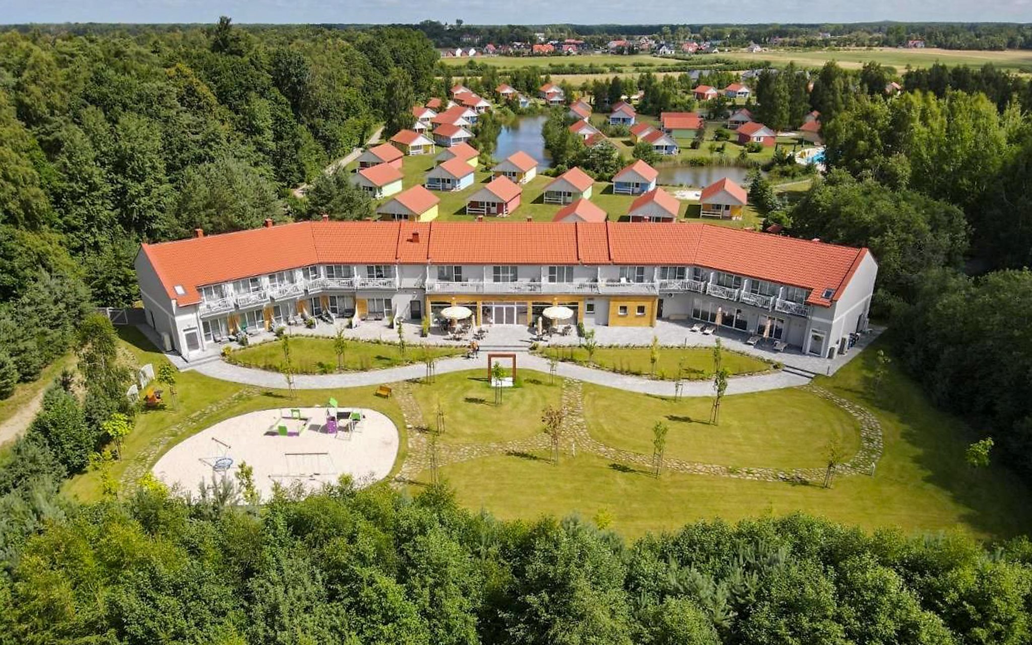 

Morze i jeziora: Pobyt dla 4 osób w Holiday Park Kacze Stawy + obiadokolacje, basen, atrakcje i animacje