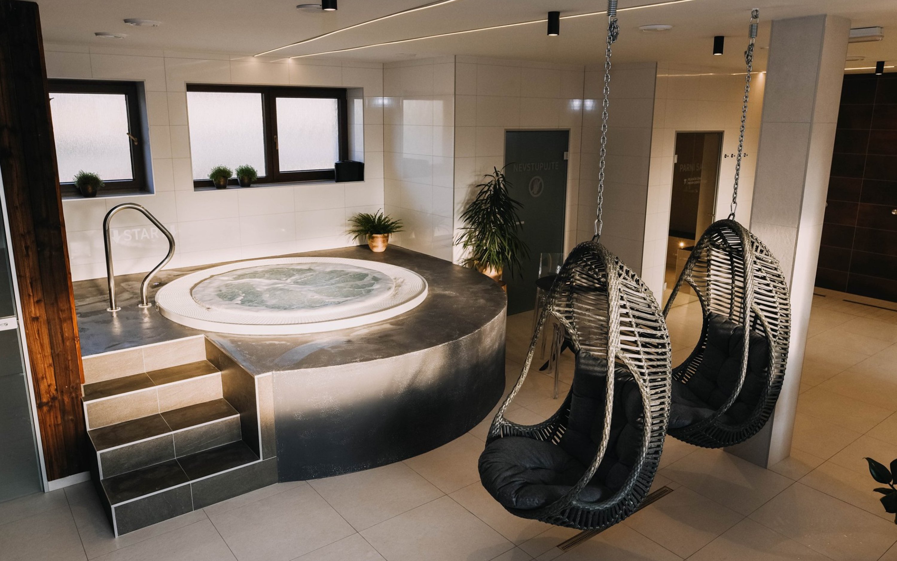 

Morawska Słowacja nad kanałem Bata: Pobyt w apartamencie w Wellness Veselí ze śniadaniem, 2 jacuzzi i saunami